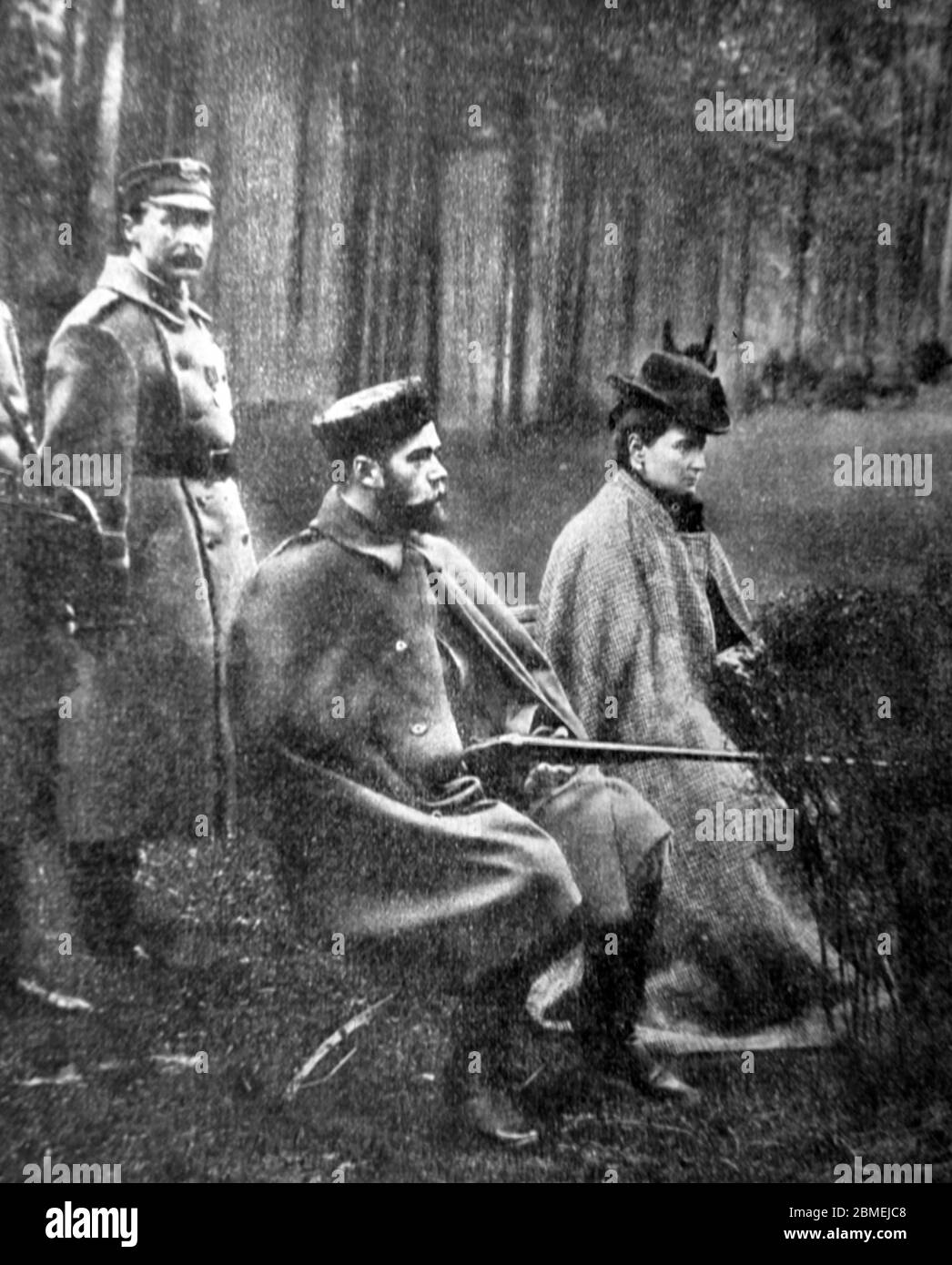 Nicolás II (1868-1918), último zar de Rusia, en una cacería junto a su esposa Alejandra Fiodorovna Romanova (1872-1918) en 1903. Banque D'Images