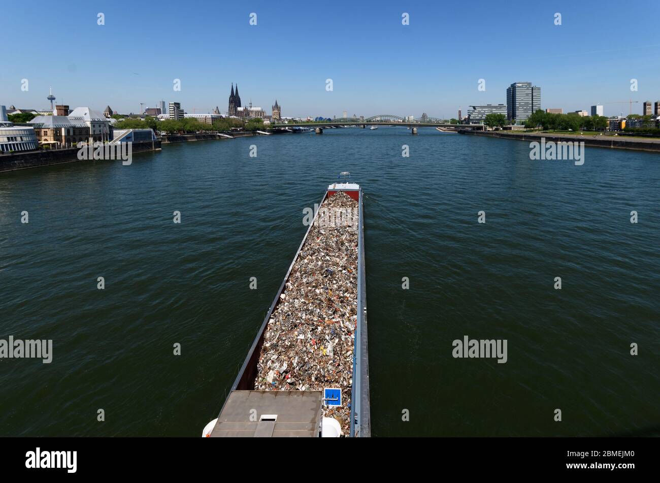 cargaison navire avec ferraille sous le pont severins sur le rhin à cologne Banque D'Images