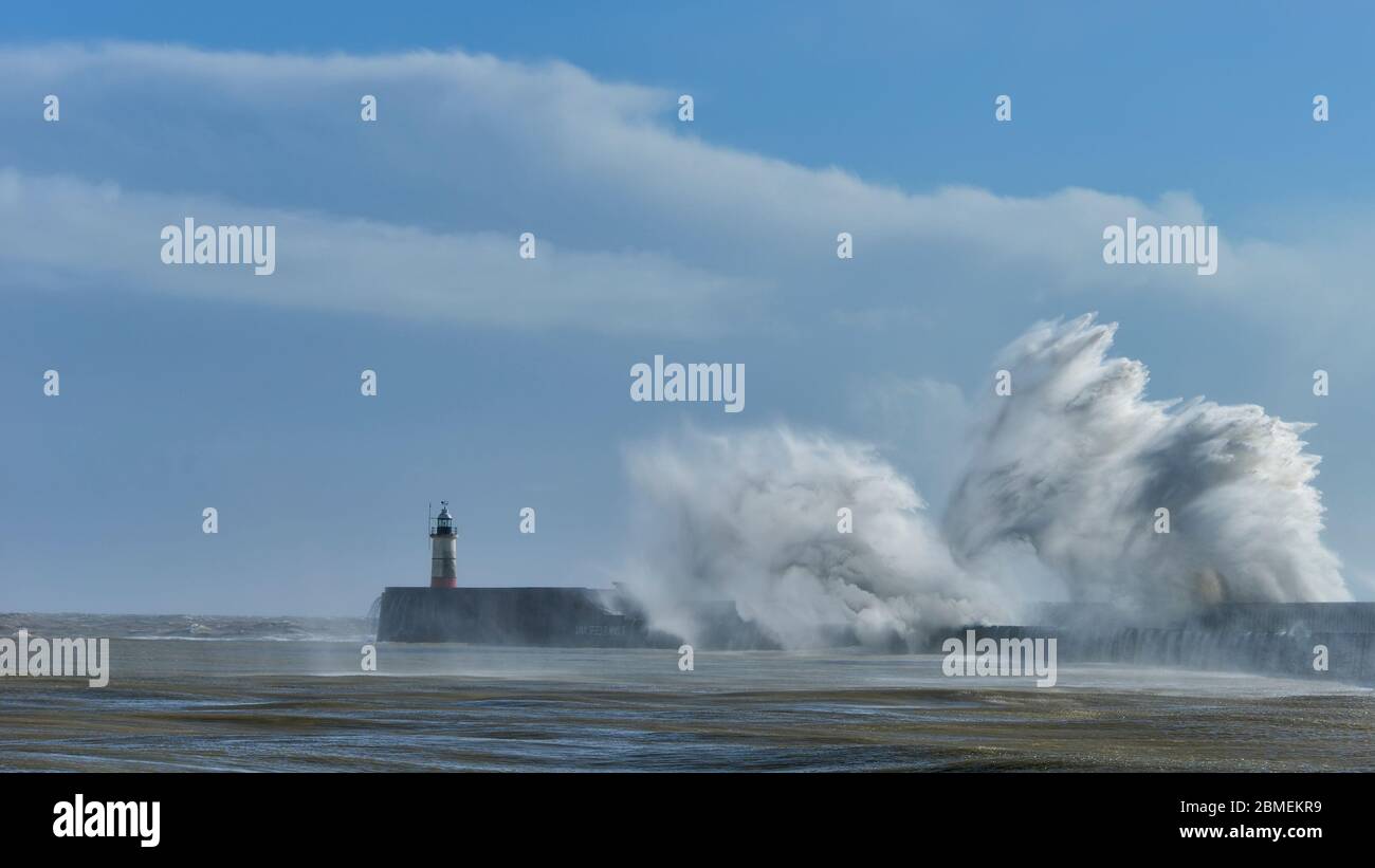 D'énormes vagues s'écrasent sur le mur du port sur le phare lors d'une tempête énorme sur la côte anglaise à Newhaven, des images étonnantes montrant la puissance de l'océan Banque D'Images