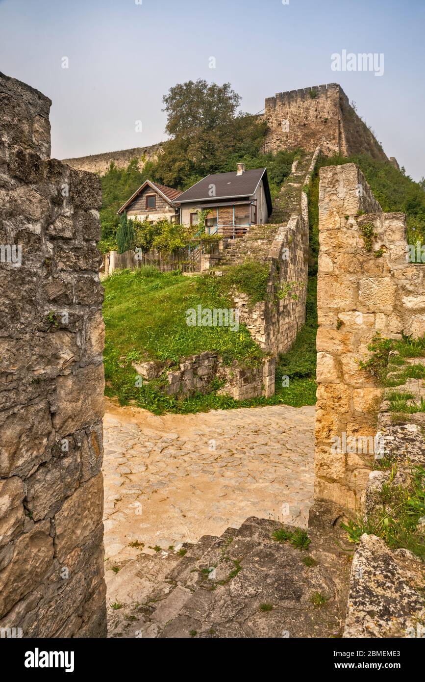 Remparts à la forteresse et maison résidentielle à Jajce, canton de Bosnie centrale, Bosnie-Herzégovine, Europe du Sud-est Banque D'Images