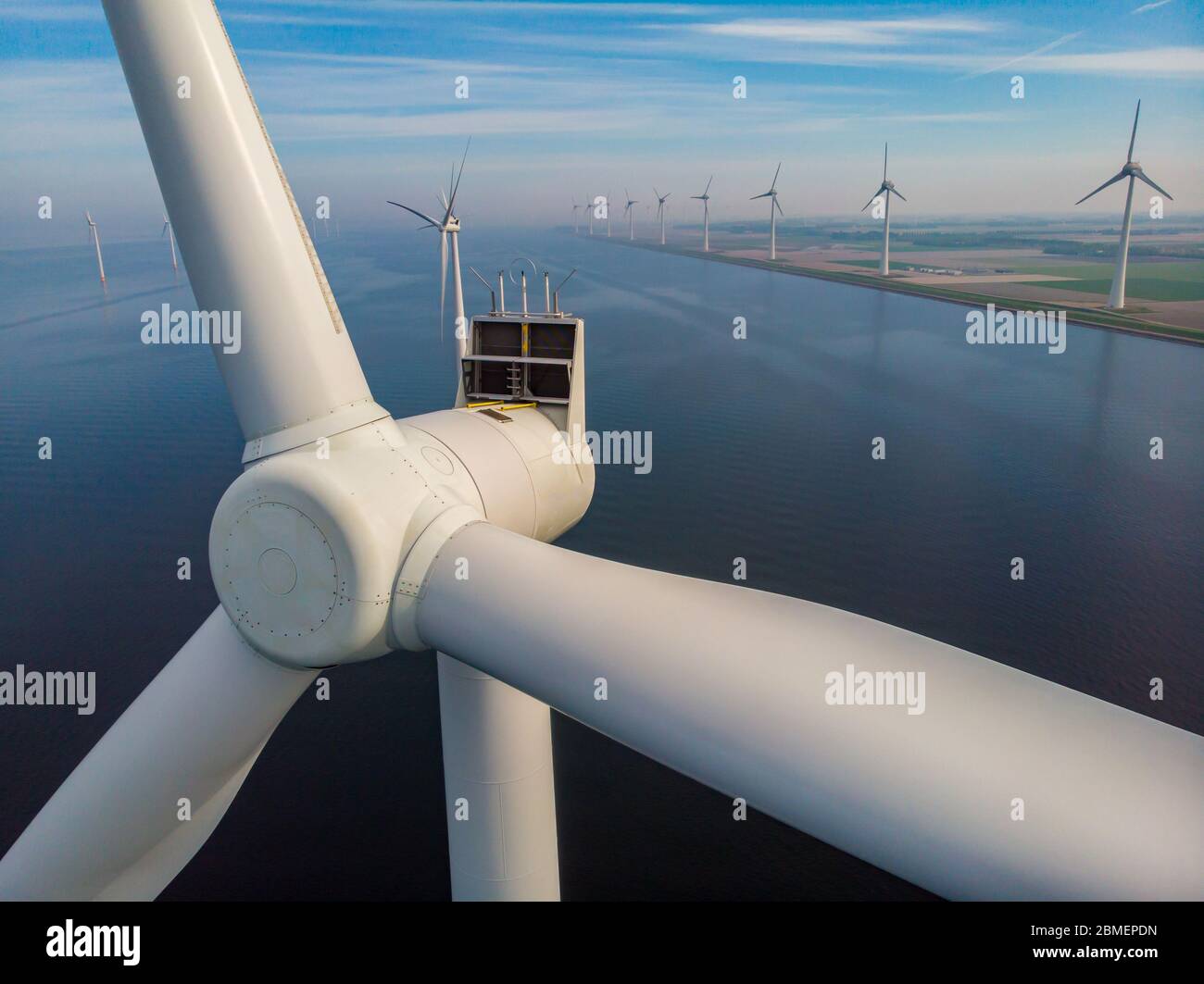 Vue rapprochée avec drone au parc de moulin à vent dans le lac Ijsselmeer aux pays-bas Noordoosstpolder, turbines à vent d'en haut en Europe produisant Banque D'Images