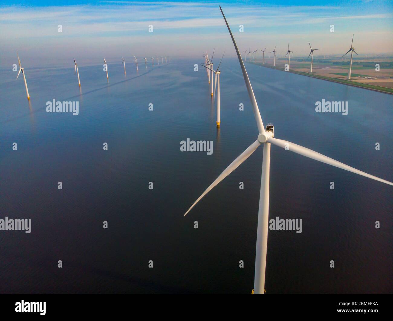 Vue rapprochée avec drone au parc de moulin à vent dans le lac Ijsselmeer aux pays-bas Noordoosstpolder, turbines à vent d'en haut en Europe produisant Banque D'Images