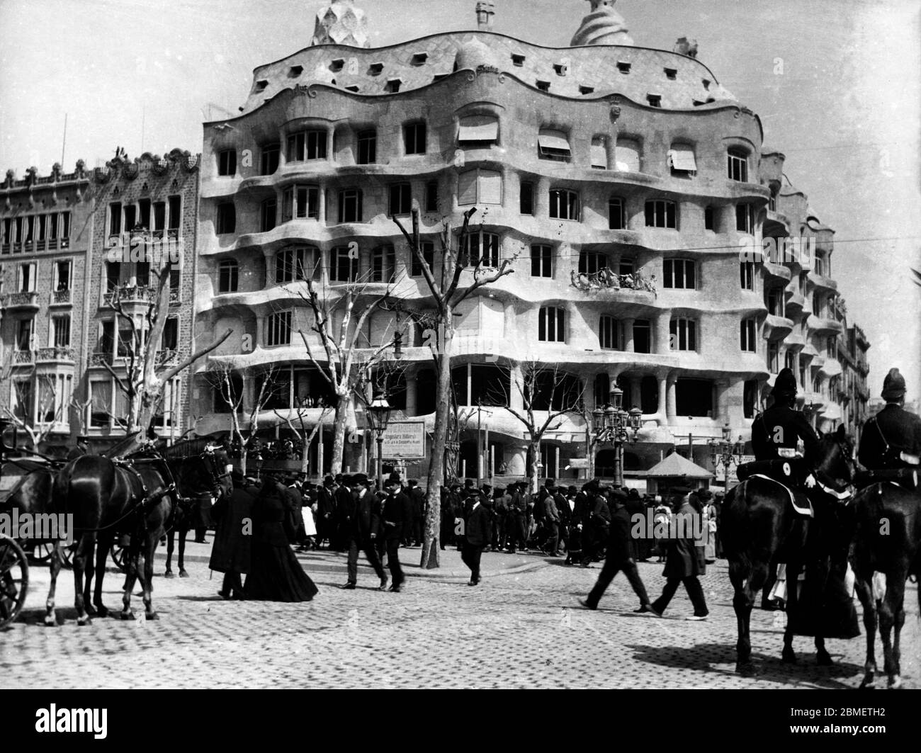 Barcelone. Final de las obras en la Casa Milá, 'la Pedrera', del arquitecto Antoni Gaudí, conaluída en el Paseo de Gracia por la familia Milá. Año 1909. Banque D'Images