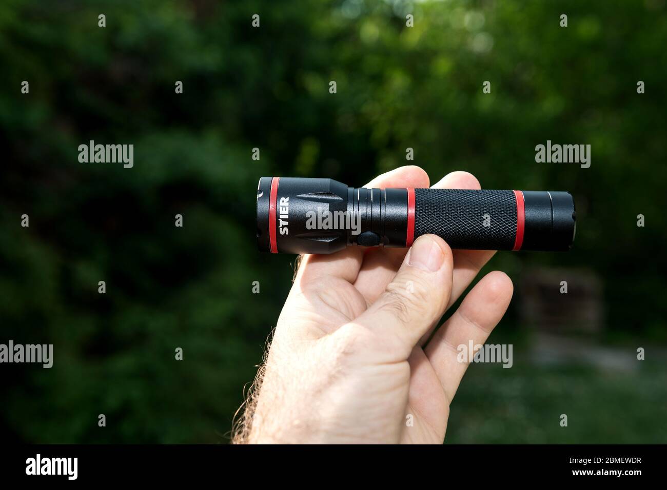 Paris, France - 24 avril 2020: Homme main POV point de vue personnel à la nouvelle lampe de poche Stier allemande avec lumière LED Banque D'Images