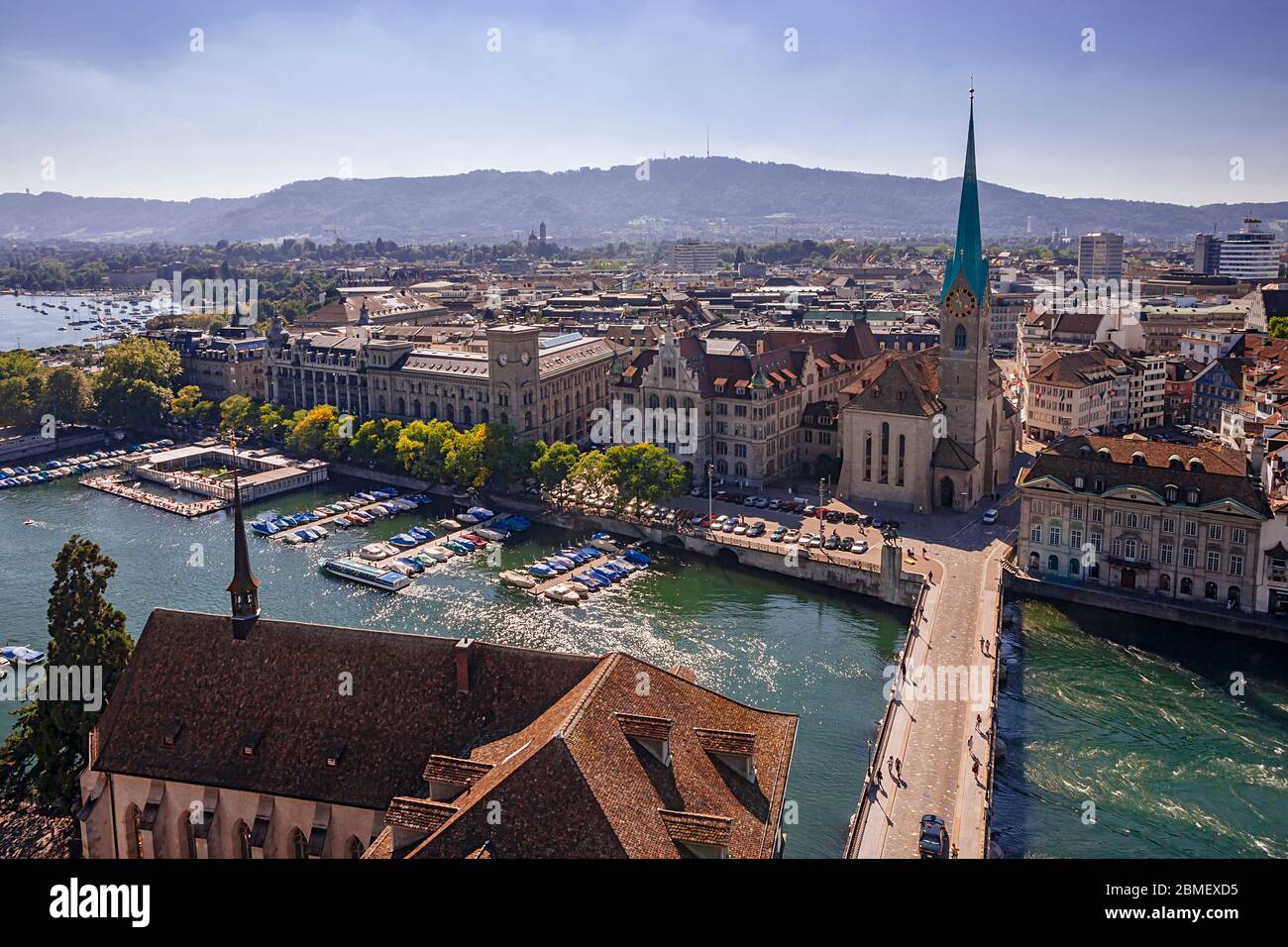 Paysage urbain de Zurich, Suisse, pris de la tour de l'église Grossmünster. Banque D'Images