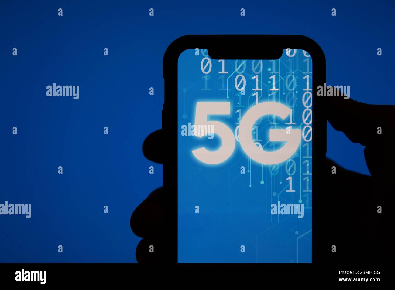 LONDRES, Royaume-Uni - 6 mai 2020: 5G technologie mobile signe sur un smartphone Banque D'Images