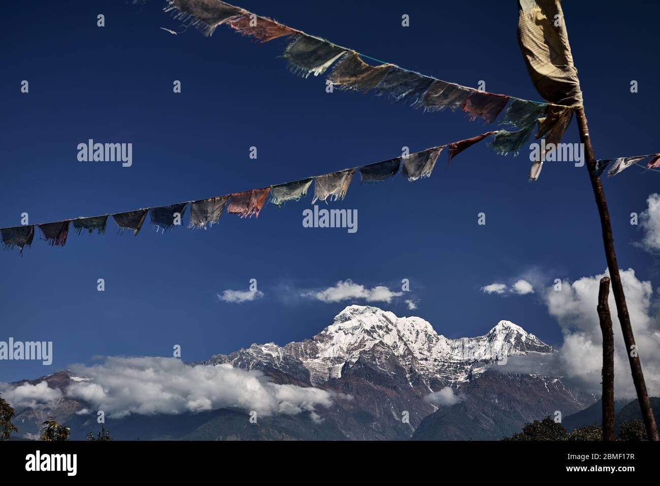 Drapeaux de prière tibetains Lung Ta à l'Annapurna et Hinchuli pic de grand Himalaya au Népal Banque D'Images Drapeaux de prière tibetains Lung Ta à l'Annapurna et Hinchuli pic de grand Himalaya au Népal Banque D'Images