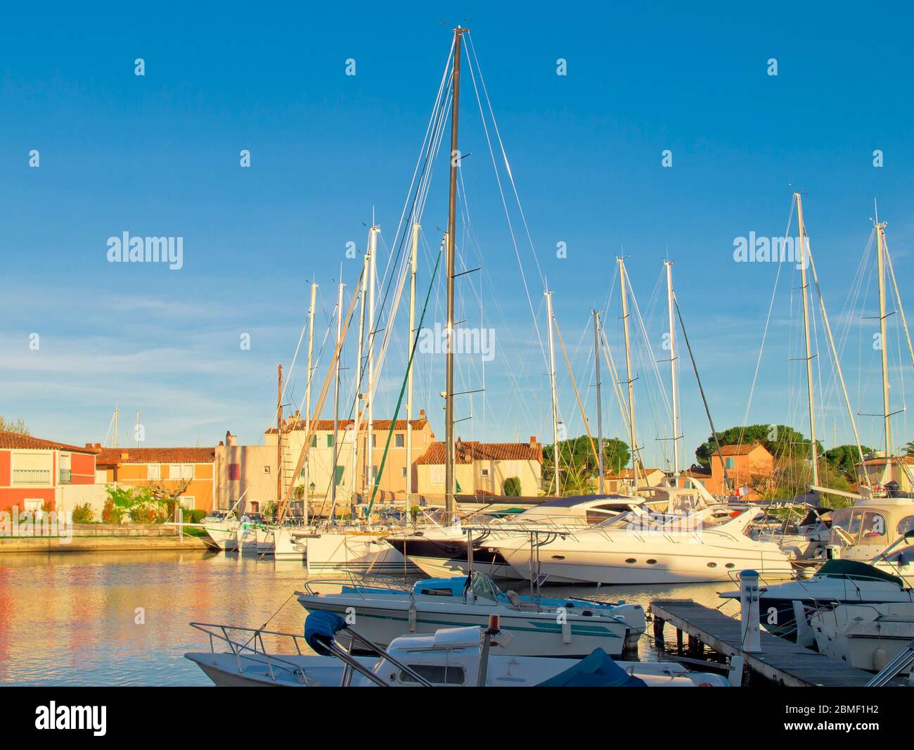 Yachts à Port Grimaud près de Saint-Tropez, Côte d'Azur, Provence, France Banque D'Images