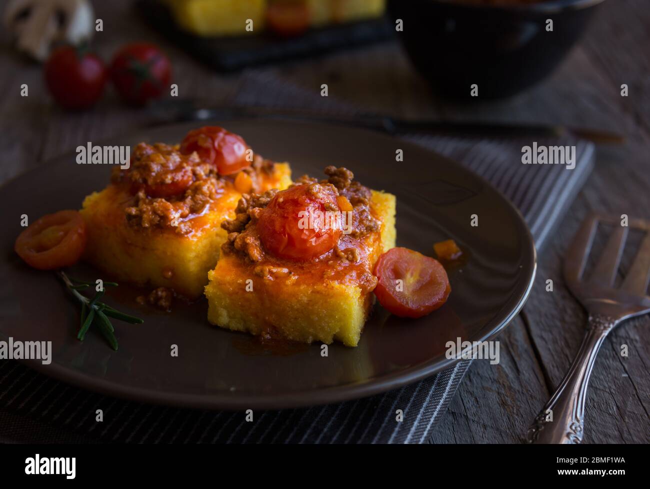 Tranches de polenta frite avec sauce tomate Banque D'Images