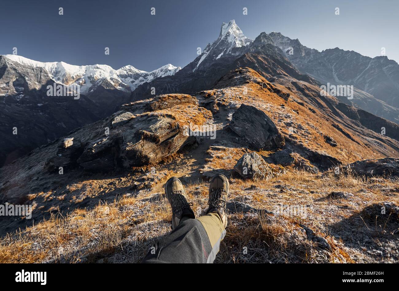 Touriste, c'est à la montagne au panorama avec ciel bleu pointe Machapuchare au Népal. Banque D'Images Touriste, c'est à la montagne au panorama avec ciel bleu pointe Machapuchare au Népal. Banque D'Images