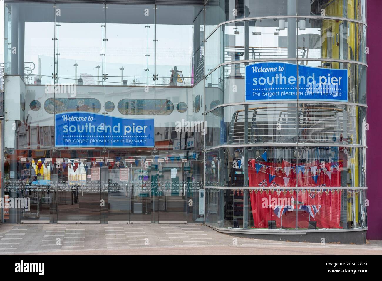 Quai Southend décoré avec des drapeaux de l'Union Jack de jour VE à l'occasion du 75e anniversaire de la victoire en Europe. Le quai était le HMS Leigh pendant la guerre Banque D'Images
