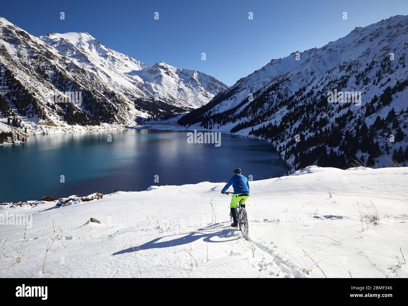 Promenades en vélo à bord du Lac de montagne de neige à Almaty, Kazakhstan Banque D'Images