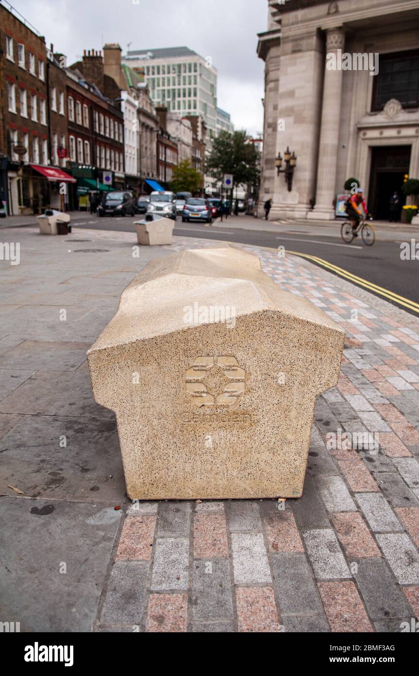 Londres, Angleterre, Royaume-Uni - 14 octobre 2010 : un « banc Camden », conçu pour empêcher une utilisation prolongée par les sans-abri et l'impact par les véhicules automobiles, est installé sur un Banque D'Images