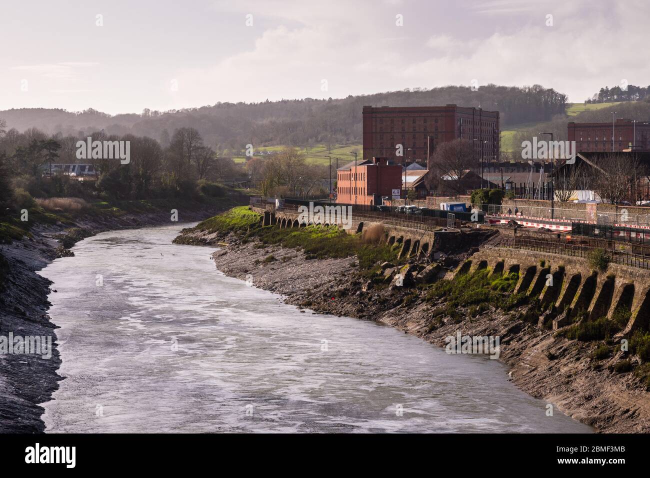 Bristol, Angleterre, Royaume-Uni - 8 mars 2020 : Cumberland Road le Chocolate Path est fermé après s'être effondré dans la rivière Avon New Cut à Bristol. Banque D'Images