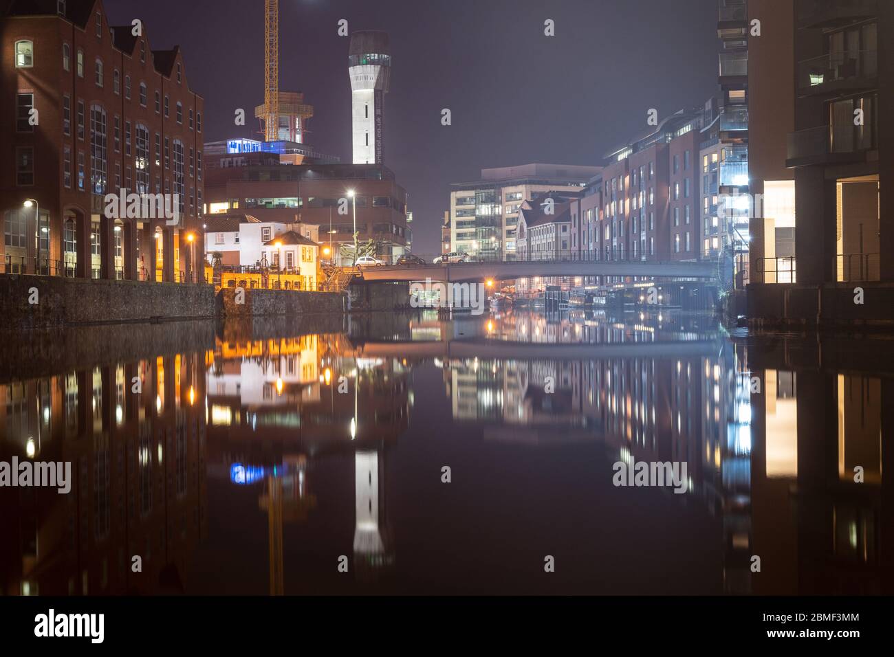 Bristol, Angleterre, Royaume-Uni - 1er mars 2020 : les immeubles de bureaux et les immeubles d'appartements du quartier de Temple Quay se reflètent dans les eaux de Bristol Banque D'Images
