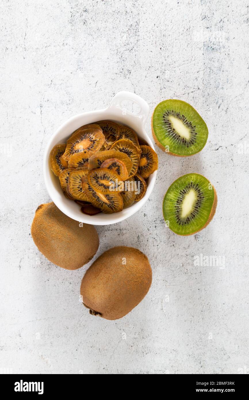 Croustilles de kiwi. Tranches séchées sur une surface légère, orientation verticale Banque D'Images