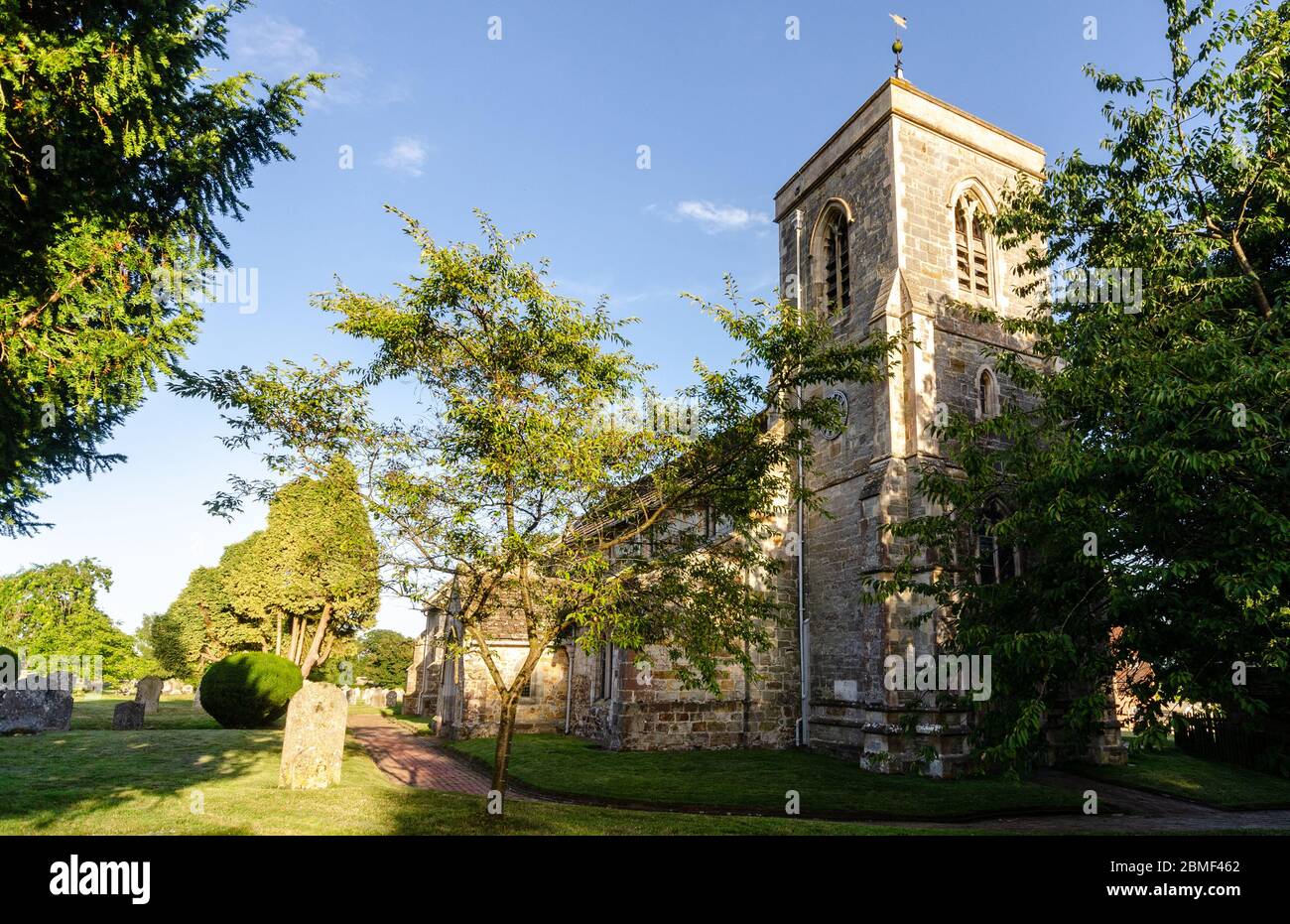 Uckfield, Angleterre, Royaume-Uni - 21 août 2013 : le soleil du soir brille sur la tour de l'église de Framfield dans le quartier Wealden de East Sussex. Banque D'Images