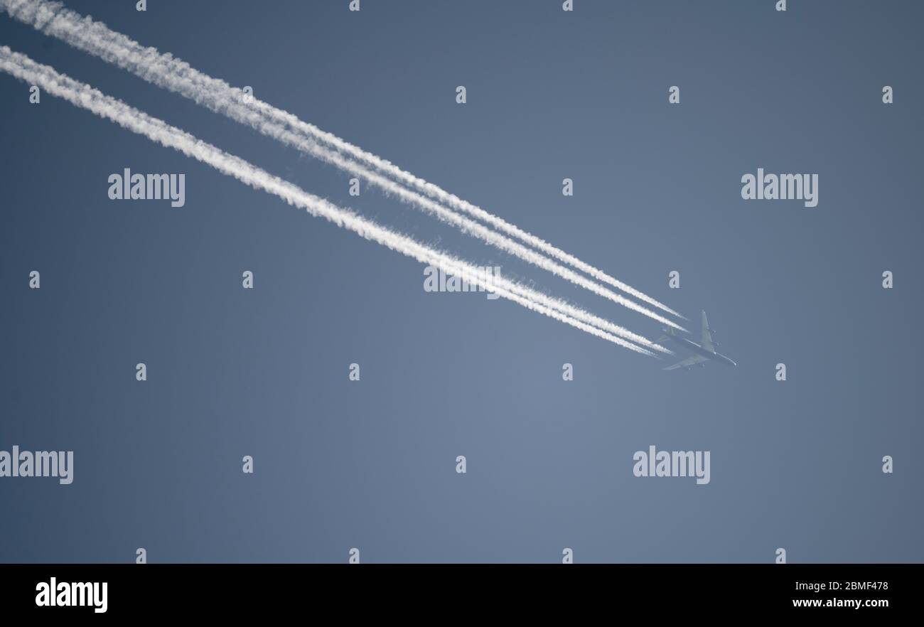 Londres, Royaume-Uni. 9 mai 2020. Le 47 e jour de l'enfermement du coronavirus au Royaume-Uni, un Boeing 747 VQ-BVB de Silk Way West survolait Londres avec un long sentier de vapeur par beau temps à l'altitude de Chicago à destination de Bruxelles. Silk Way West est une compagnie aérienne privée azerbaïdjanaise de fret. Crédit: Malcolm Park/Alay Live News. Banque D'Images