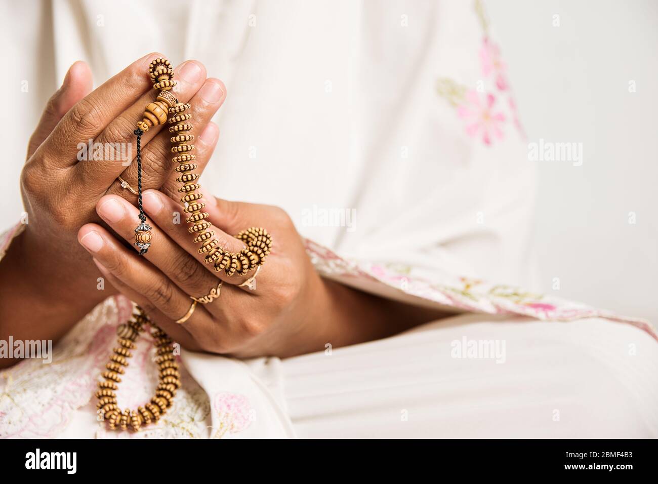 Femme musulmane priant image de main en gros plan comme elle tient des perles de prière, tasbih - religieux, Islam, image de concept avec l'espace de copie pour le texte Banque D'Images
