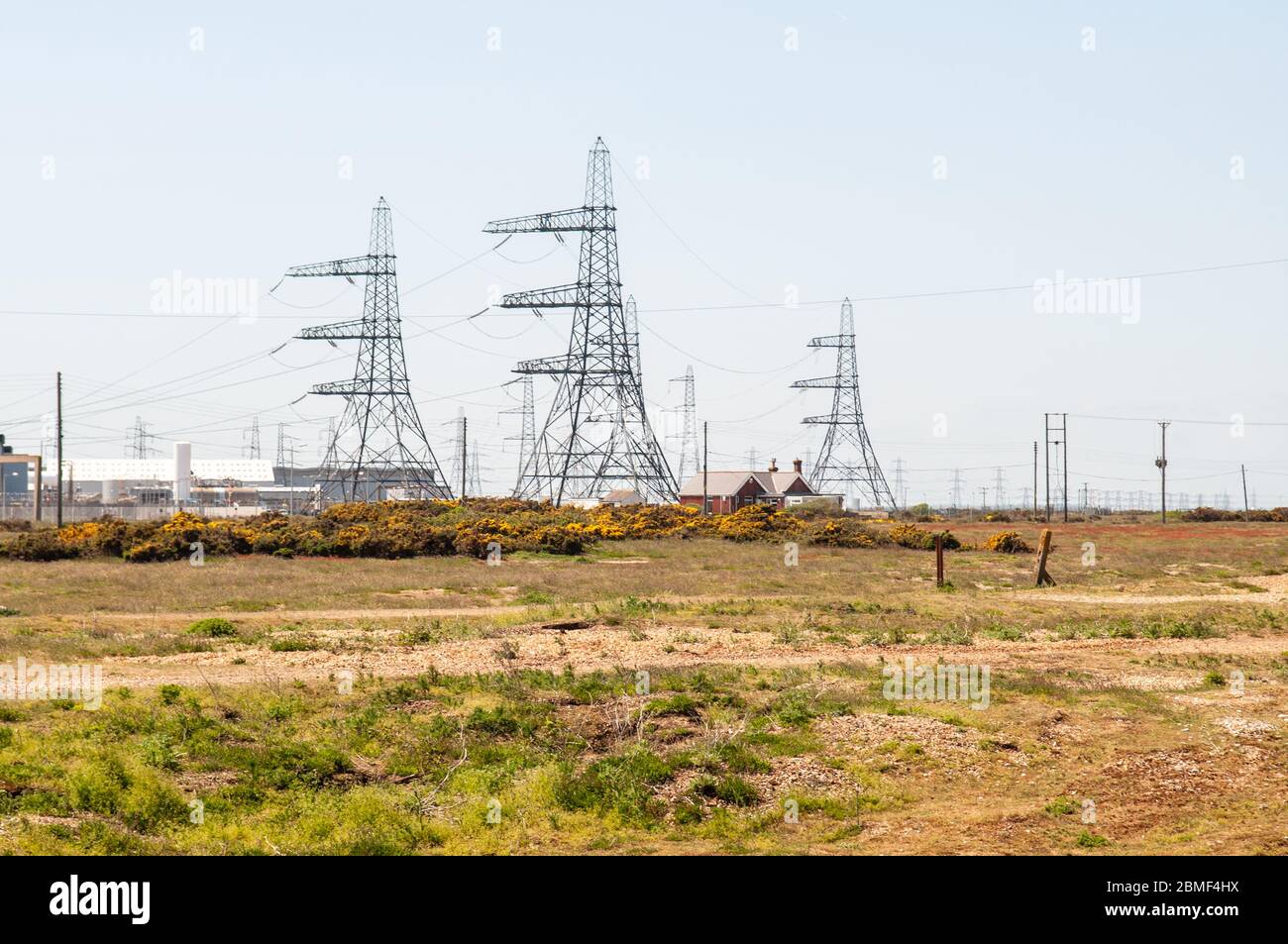 Dungeness, Angleterre, Royaume-Uni - 8 juin 2013 : les lignes électriques et les pylônes se trouvent près de la centrale nucléaire de Dungeness, sur la côte du Kent. Banque D'Images