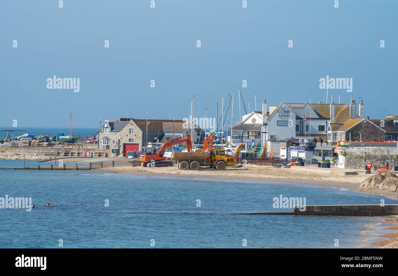 Lyme Regis, Dorset, Royaume-Uni. 9 mai 2020. Météo au Royaume-Uni: Plus chaud de banque week-end de vacances soleil à la station balnéaire pittoresque de Lyme Regis pendant la pandémie de coronavirus. Le dragage de la plage fonctionne le jour le plus chaud de l'année jusqu'à présent aider à dissuader les visiteurs de la plage pendant le confinement. Crédit : Celia McMahon/Alay Live News Banque D'Images
