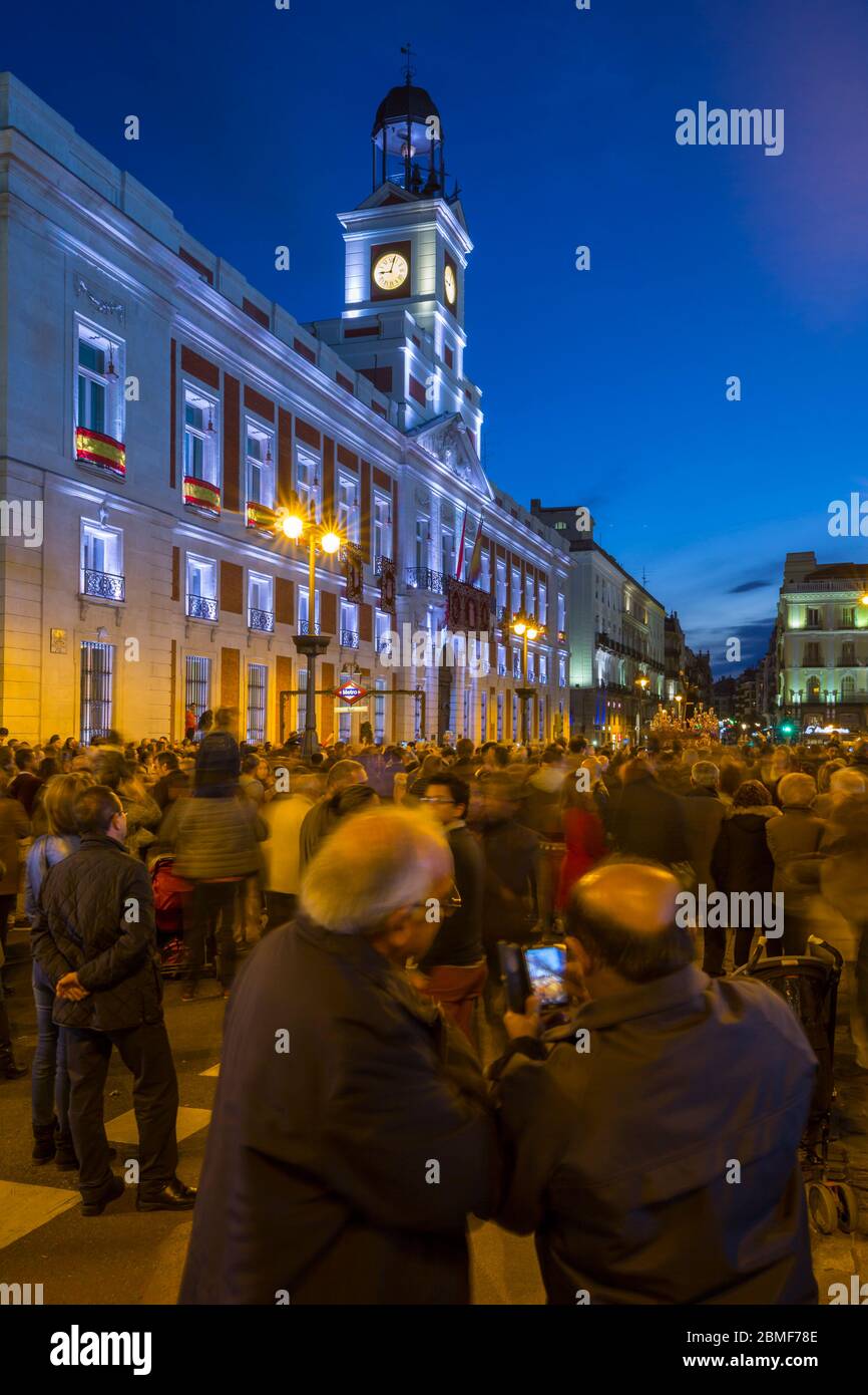 Vue de la Casa de Correos et Easter Parade à Puerta del Sol, au crépuscule, Madrid, Spain, Europe Banque D'Images