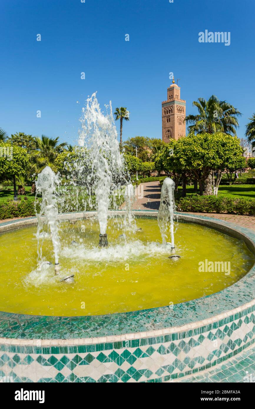 Vue sur Koutoubia et de fontaine dans le parc Lalla Hasna en journée, Marrakech, Maroc, Afrique du Nord, Afrique Banque D'Images