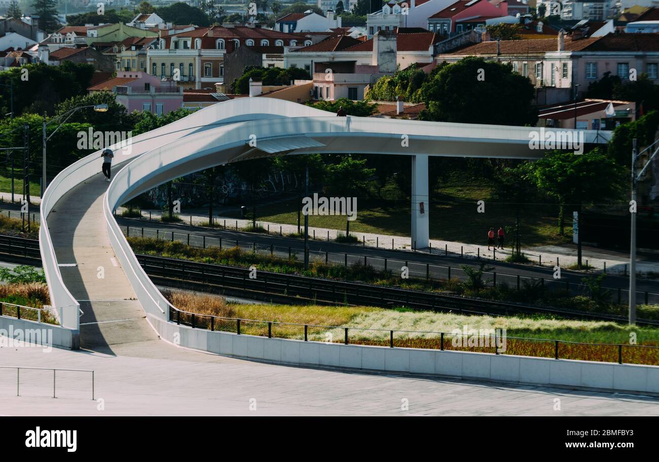 Pont piétonnier moderne reliant le musée MAAT Banque D'Images