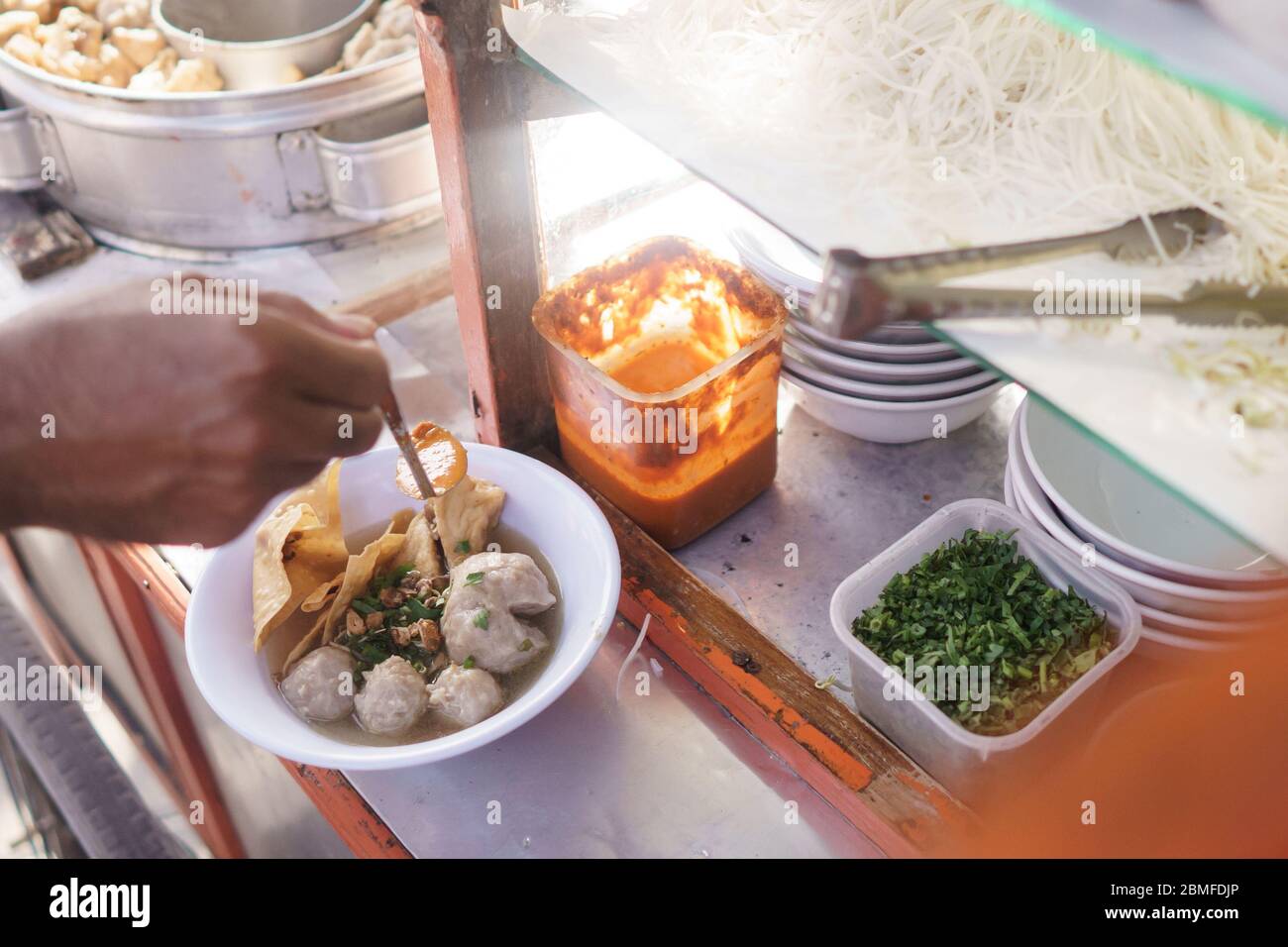 bakso. cuisine indonésienne célèbre meatball de rue avec soupe et nouilles Banque D'Images