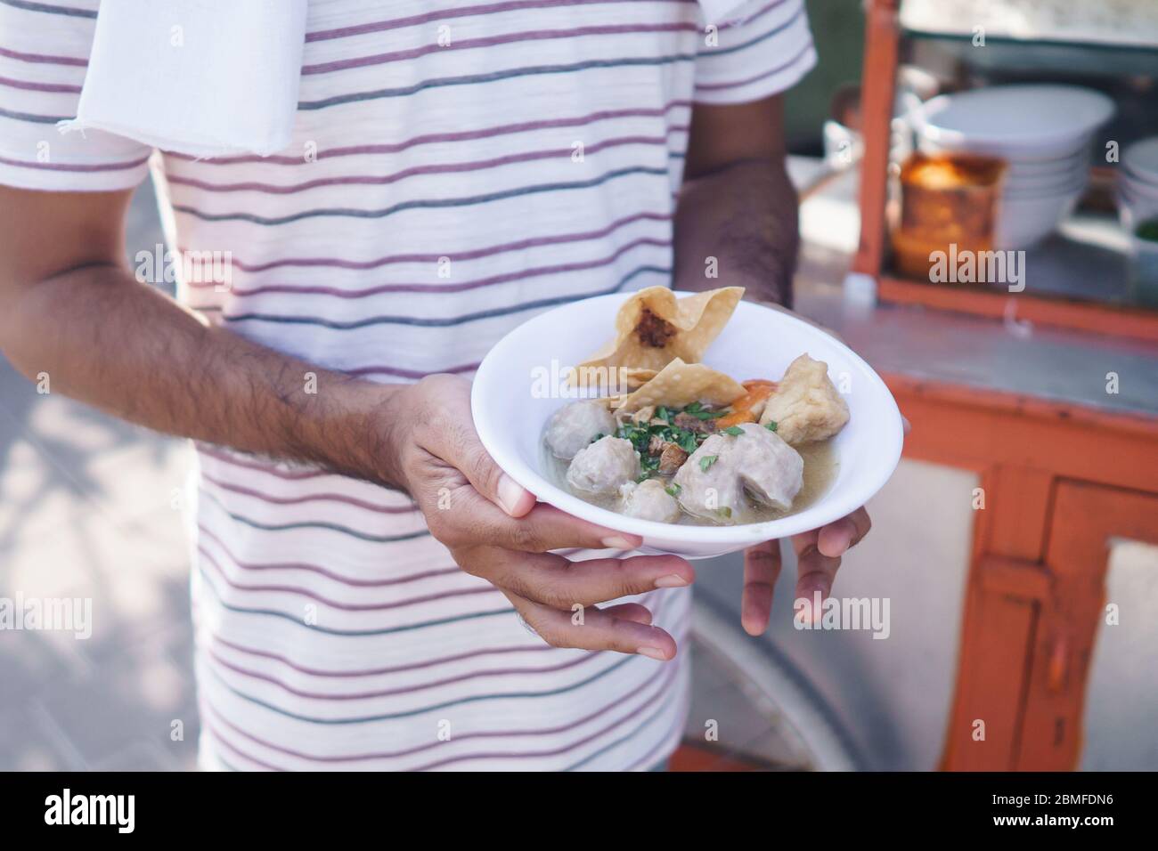 homme vendant des bakso dans les chariots. indonésie street food. entrepreneur de petite entreprise Banque D'Images