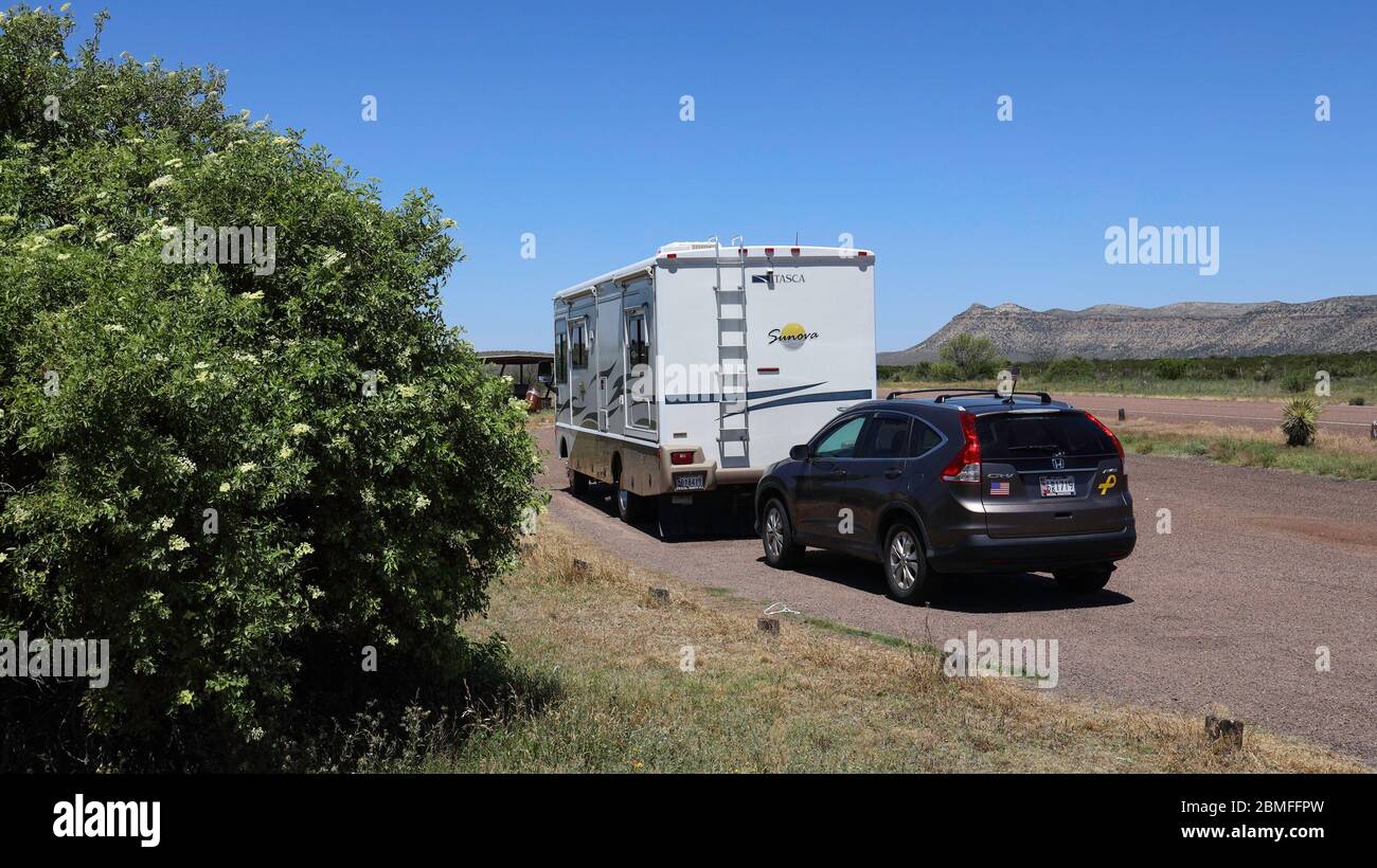Un autocaravane avec une voiture en panne s'arrête pour une pause après un voyage dans une aire de pique-nique en bordure de la route de Sanderson Canyon près de Marathon, dans le sud-ouest du Texas Banque D'Images