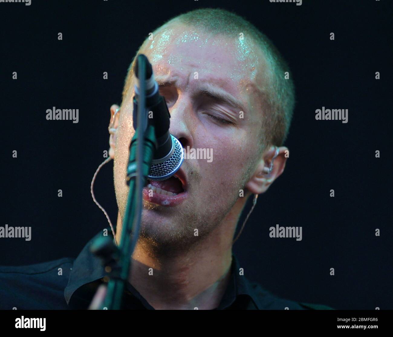 CHELMSFORD, ANGLETERRE - AOÛT 19 : Chris Martin, le chanteur et guitariste principal de Coldplay, se produit sur la scène V au V2001 Music Festival à Hylands Park Banque D'Images