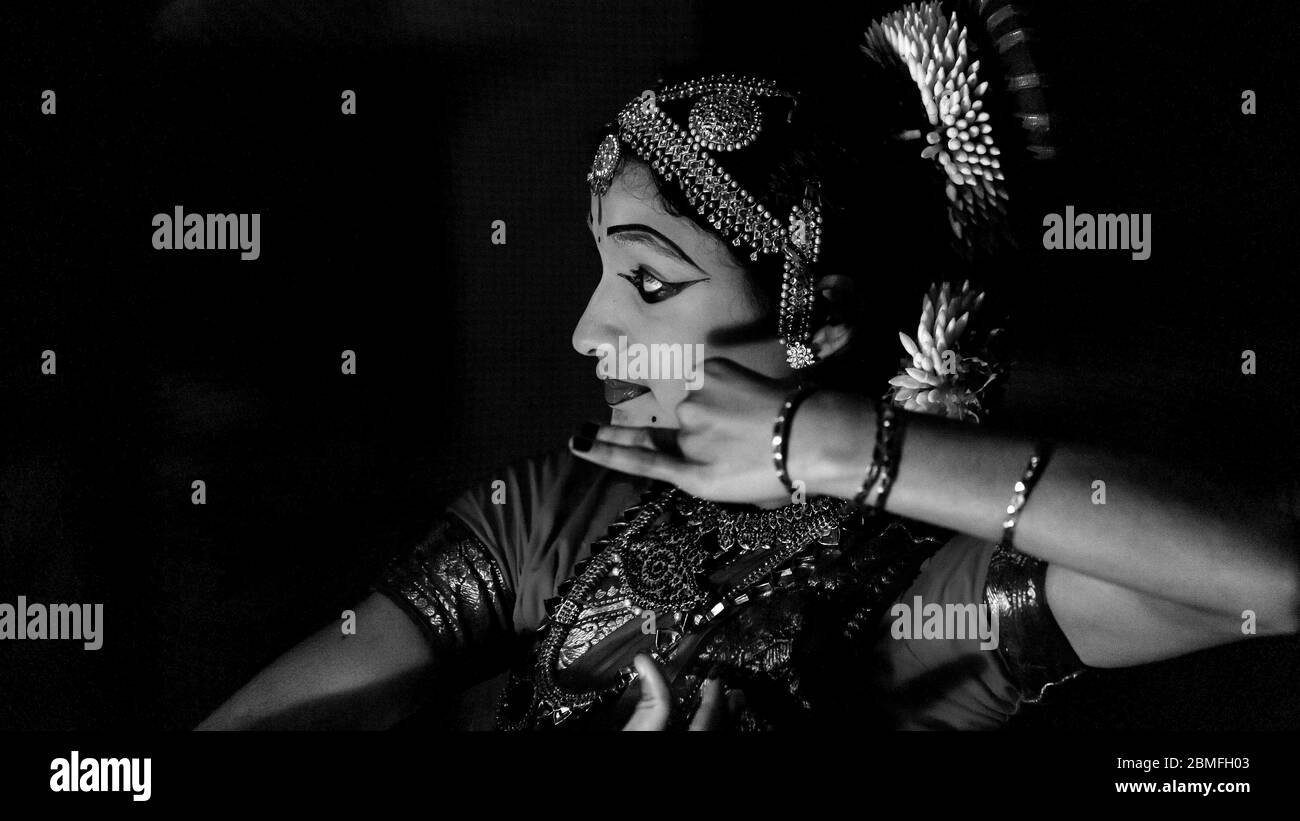 Jeunes filles à une danse traditionnelle à Spice Village Resort, ville de Thekkady à Periyar, Kerala, Inde. Banque D'Images