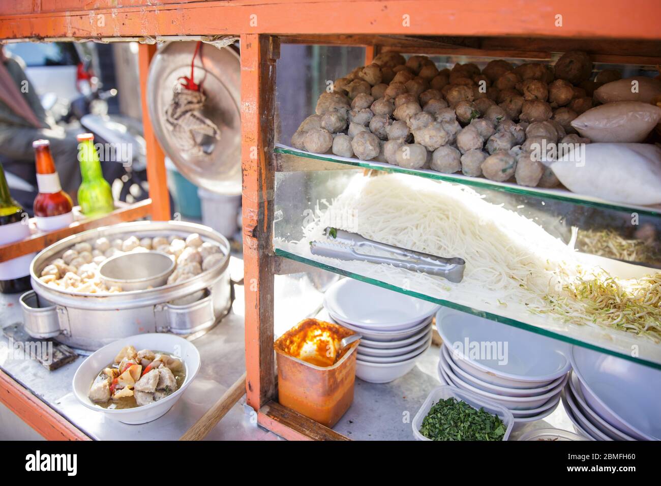 bakso. indonésien célèbre meatball rue nourriture vendeurs de chariots de snack Banque D'Images