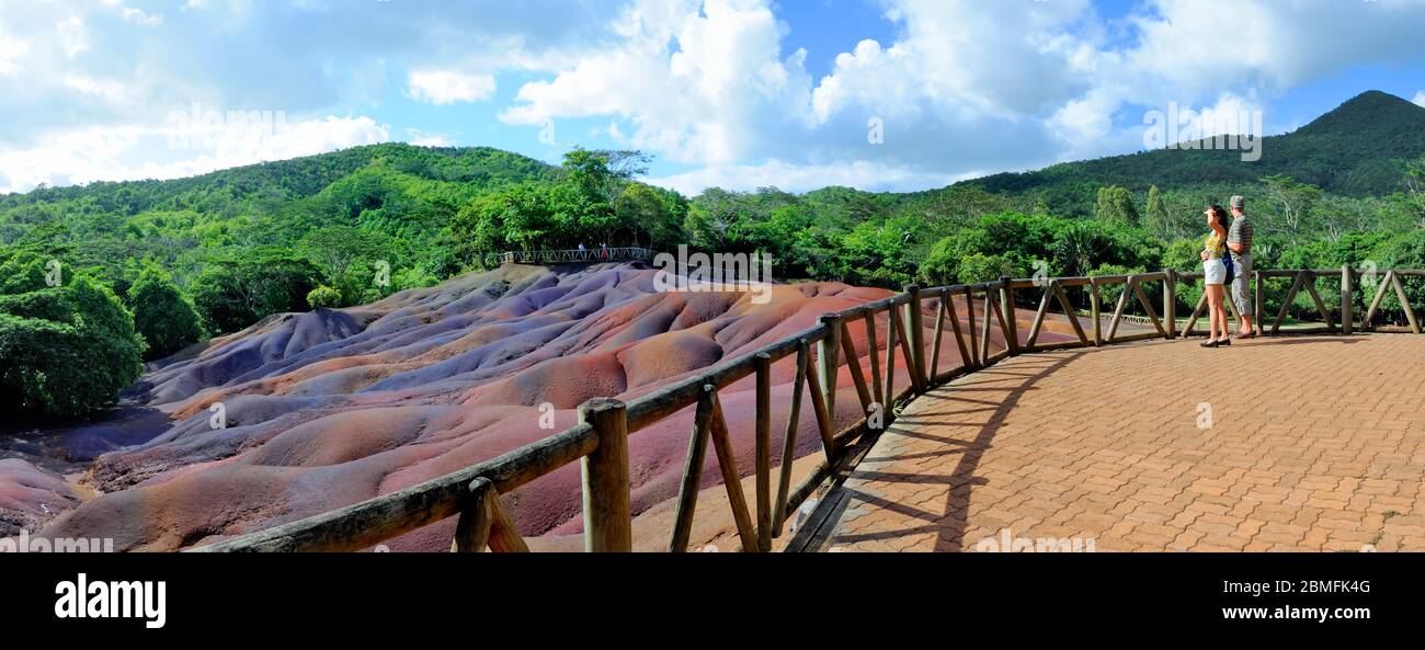 Chamarel/ Ile Maurice: Vue panoramique de sept terres colorées qui est formation géologique et attraction touristique importante Banque D'Images