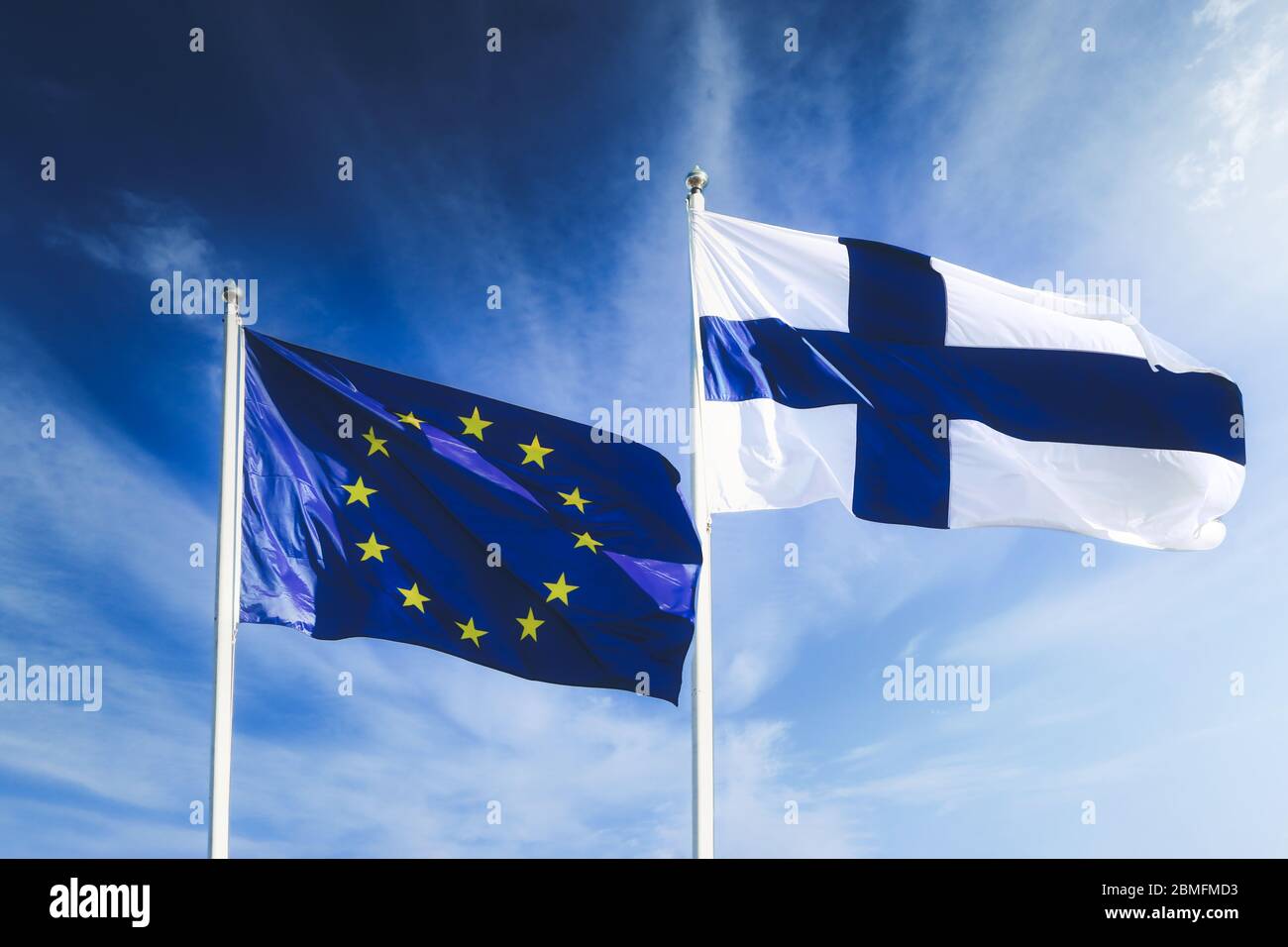 Drapeaux de l'UE et de la Finlande contre le ciel bleu lors de la Journée de l'Europe le 9 mai 2020. Banque D'Images