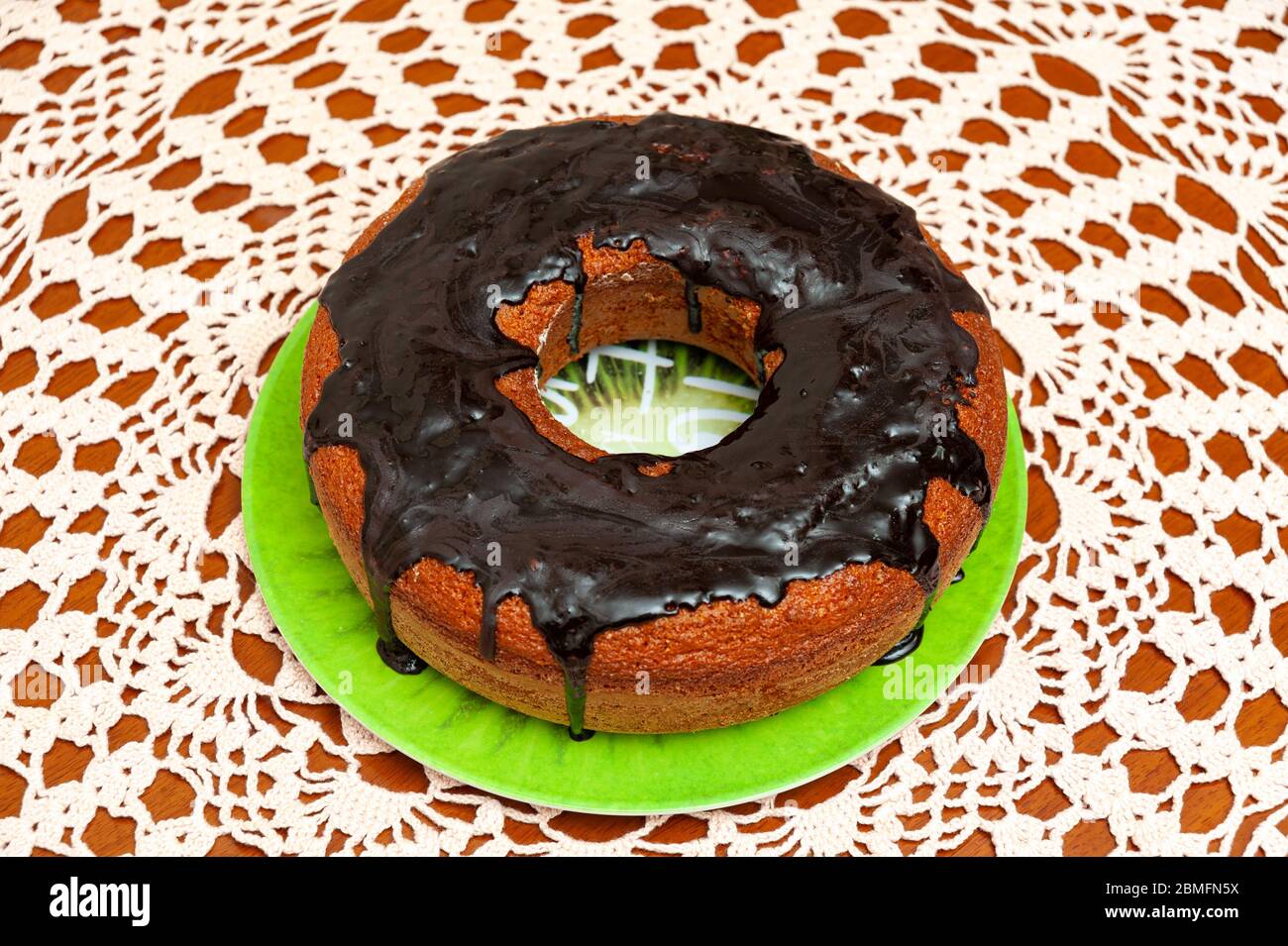 Delicieux Et Sain Gateau Traditionnel Bresilien Maison De Carottes Avec Sauce Au Chocolat Vue De Dessus Arriere Plan Avec Serviette En Crochet Photo Stock Alamy