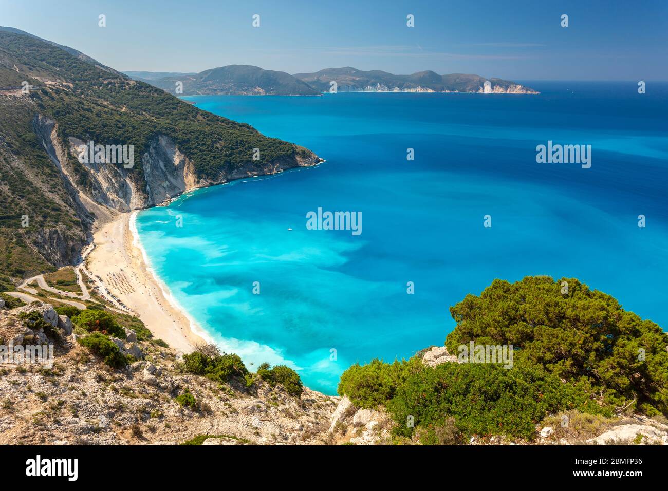 Vue panoramique sur les eaux turquoise de Myrtos Beach, Kefalonia, Iles Ioniennes, Grèce Banque D'Images