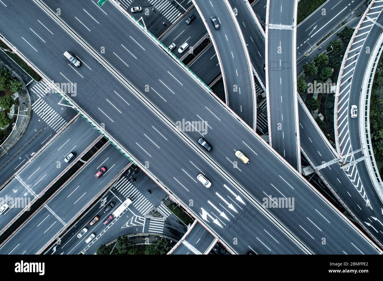 Vue aérienne de l'autoroute et de la ville de passage sur un jour nuageux Banque D'Images