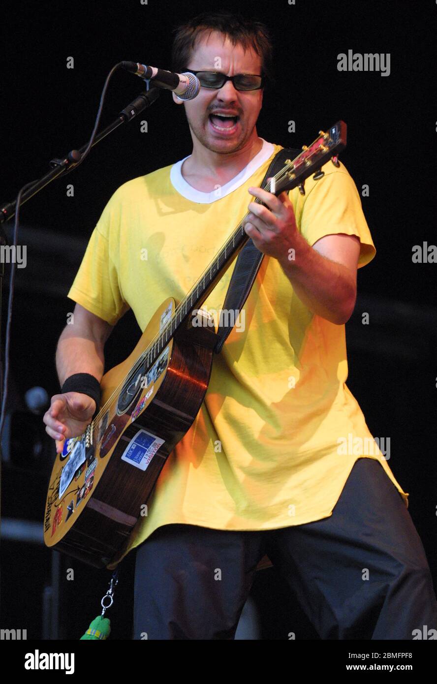 CHELMSFORD, ANGLETERRE - AOÛT 19 : le chanteur et guitariste Wheatus Brendan Brown joue sur la scène V au Festival de musique V2001 à Hylands Park Banque D'Images