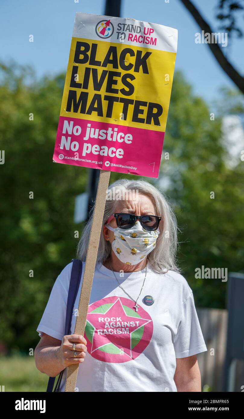 Des manifestants devant une station-service de Stretford, où les images montraient une altercation apparente au cours de laquelle la police utilisait un Taser sur un homme devant son jeune enfant en détresse. Le maire du Grand Manchester, Andy Burnham, s'est demandé si l'utilisation du Taser était « proportionnelle ou justifiée ». Banque D'Images