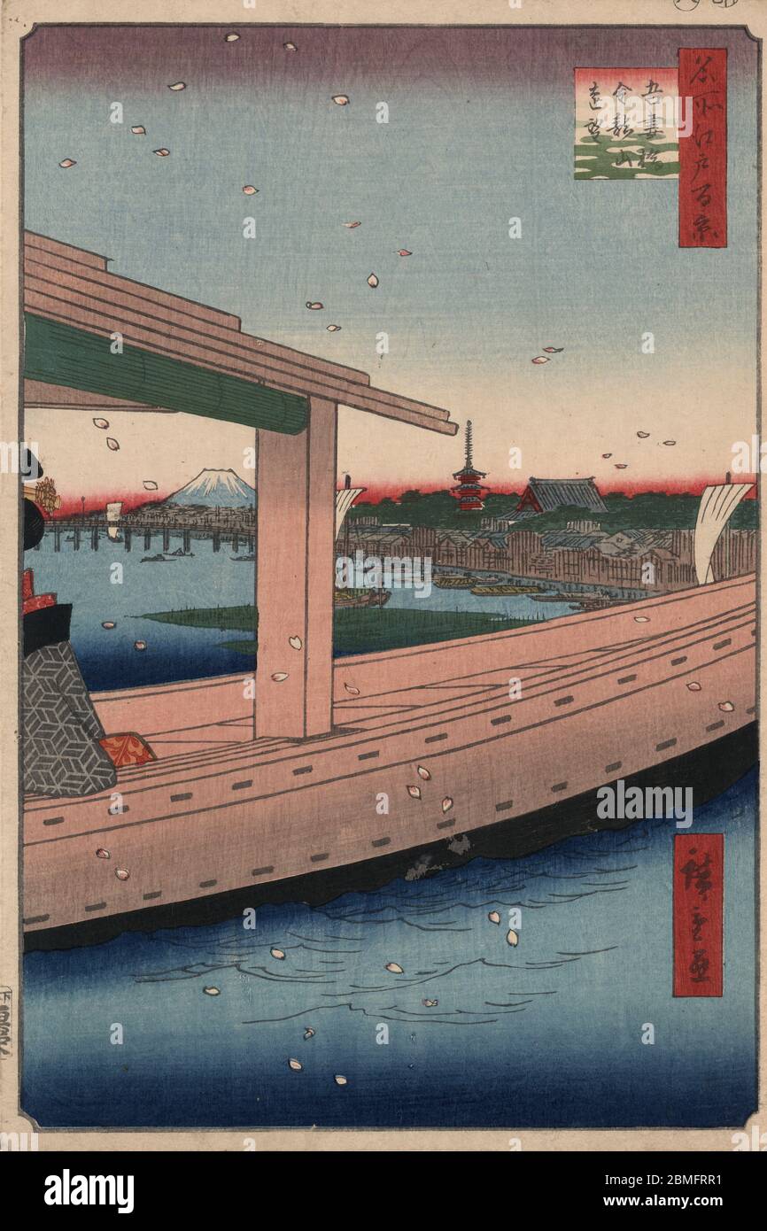 [ 1850 Japon - bateau japonais sur le fleuve Sumidagawa ] — UN bateau de plaisance sur le fleuve Sumidagawa à Edo (Tokyo actuel), 1857 (Ansei, 4). À l'arrière, on peut voir le pont Azumabashi, le temple de Kinryuzan et le Mont Fuji. Cette impression en bois est l'image 39 dans une centaine de vues célèbres d'Edo (名所江戸百景, Meisho Edo Hyakkei), une série créée par l'artiste ukiyoe Utagawa Hiroshige (歌川広重, 1797–1858). C'est l'une des 42 scènes de printemps de la série. Titre: Vue à distance du temple de Kinryuzan et du pont Azuma (吾妻橋金龍山遠望, Azumabashi Kinryuzan enbo) 19ième siècle vintage Ukiyoe gravure de blocs de bois. Banque D'Images