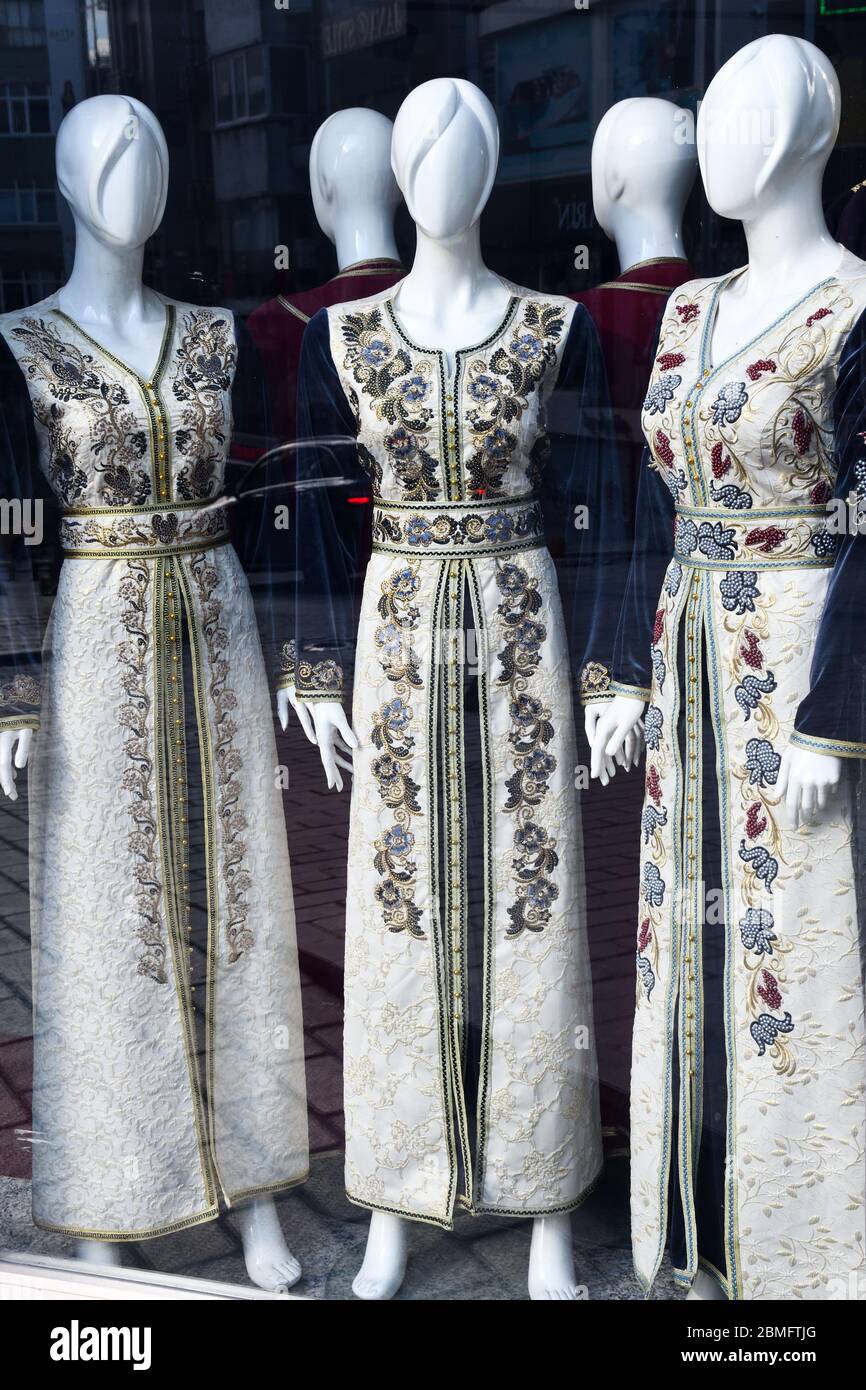 Robe traditionnelle turque à manches longues, derrière le verre dans un magasin de rue à Istanbul, Turquie. Tenue religieuse conservatrice conçue pour des événements spéciaux comme Banque D'Images
