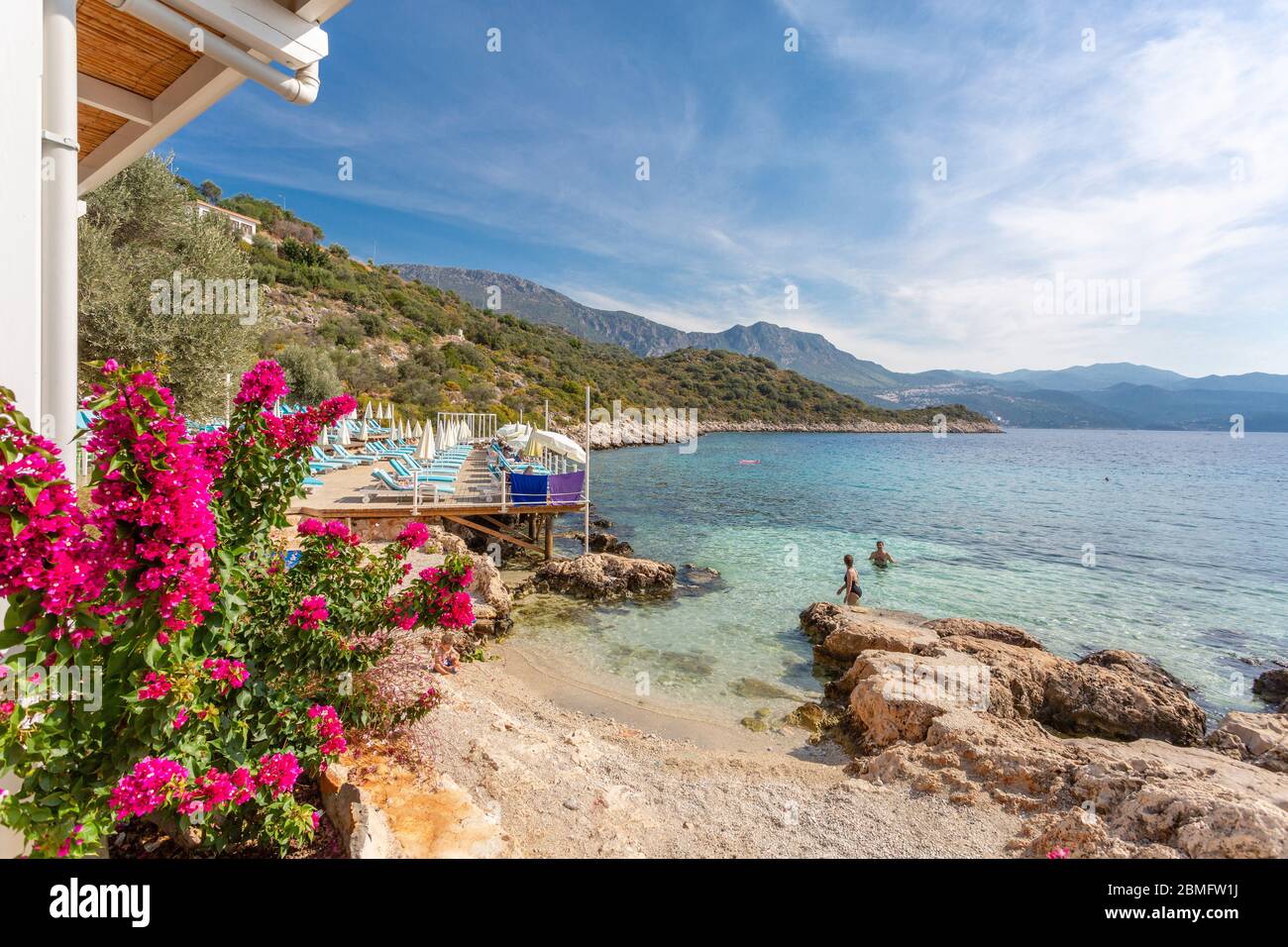 Les personnes qui nagent à la plage de Hidayet koyu, Kaş, Turquie Banque D'Images