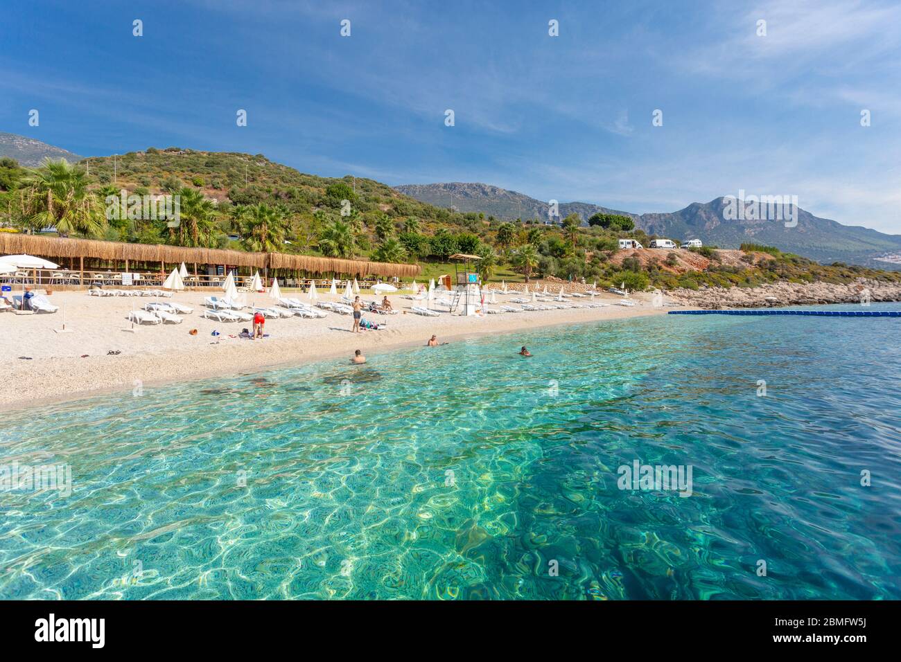 Les gens à la plage, Kaş Belediyesi Halk Plajı, Kaş, Turquie Banque D'Images