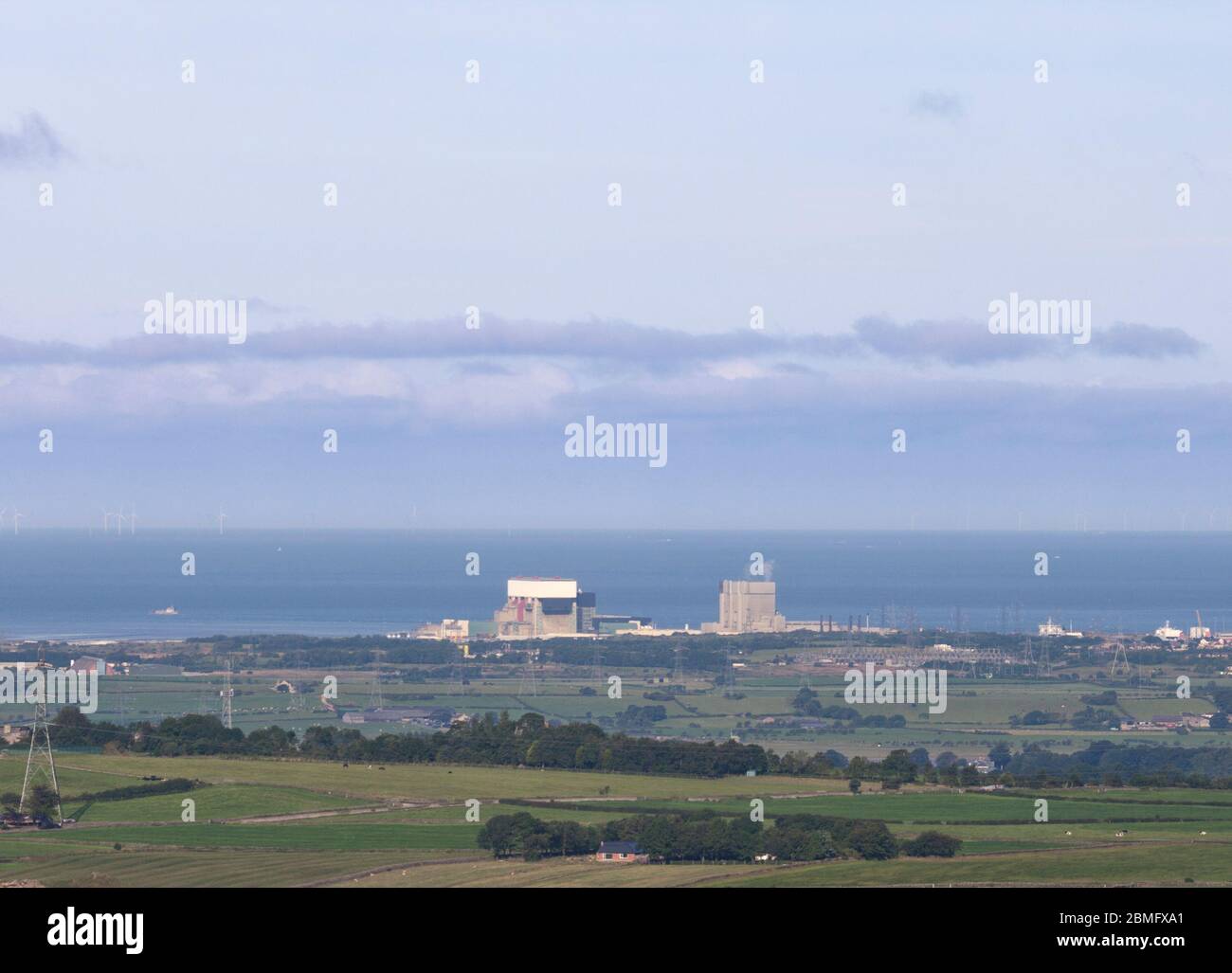 Vue sur les centrales nucléaires Heysham de Clough, Quernmore, Lancashire, Royaume-Uni Banque D'Images