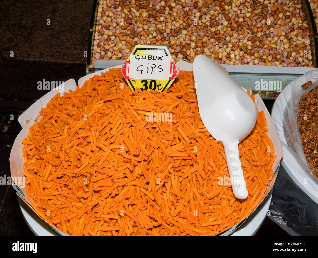 Bâtonnets de fromage crackers snack à vendre dans le Grand Bazar d'Instantbul épice marché de bazar égyptien Banque D'Images