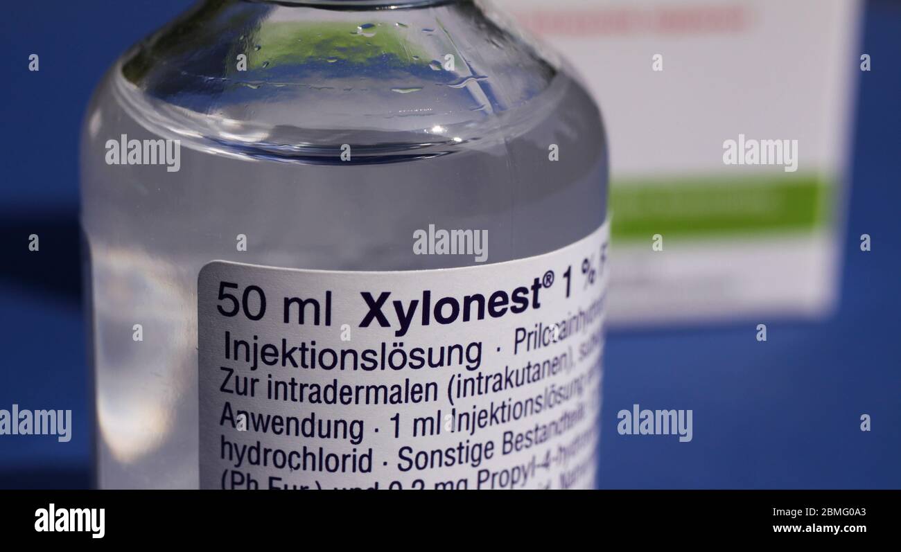 Viersen, Allemagne - mai 8. 2020 : gros plan du flacon avec un arrière-plan bleu Xylonest (Xylocain, xylocaine) anesthésique local (focus sur le mot Xylonest) Banque D'Images