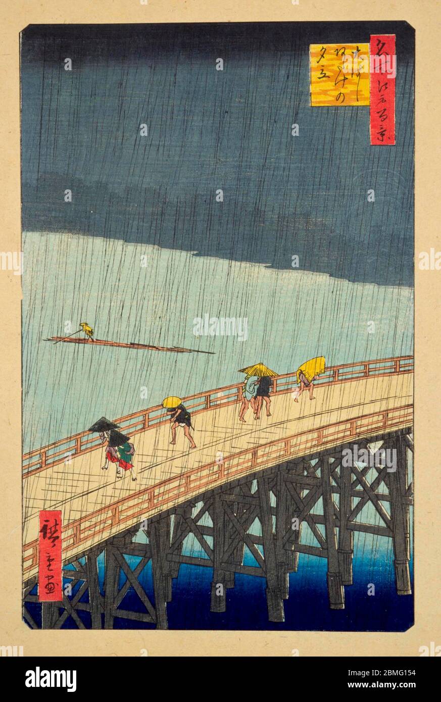 [ 1850 Japon - Pont dans la pluie ] — personnes traversant le pont Shin-Ohashi à travers la rivière Sumidagawa à Edo (Tokyo actuel) pendant de fortes précipitations, 1857. L'artiste néerlandais Vincent Van Gogh a peint des copies de cet imprimé pour étudier les éléments qu'il admirait dans les gravures japonaises sur bois. Il est l'image 58 dans une centaine de vues célèbres d'Edo (名所江戸百景, Meisho Edo Hyakkei), une série créée par l'artiste ukiyoe Utagawa Hiroshige (歌川広重, 1797–1858). Titre: Douche soudaine sur le pont Shin-Ohashi et Atake (大はしあたけの夕立, Ohashi atake no yudachi) 19ième siècle vintage Ukiyoe gravure de blocs de bois. Banque D'Images