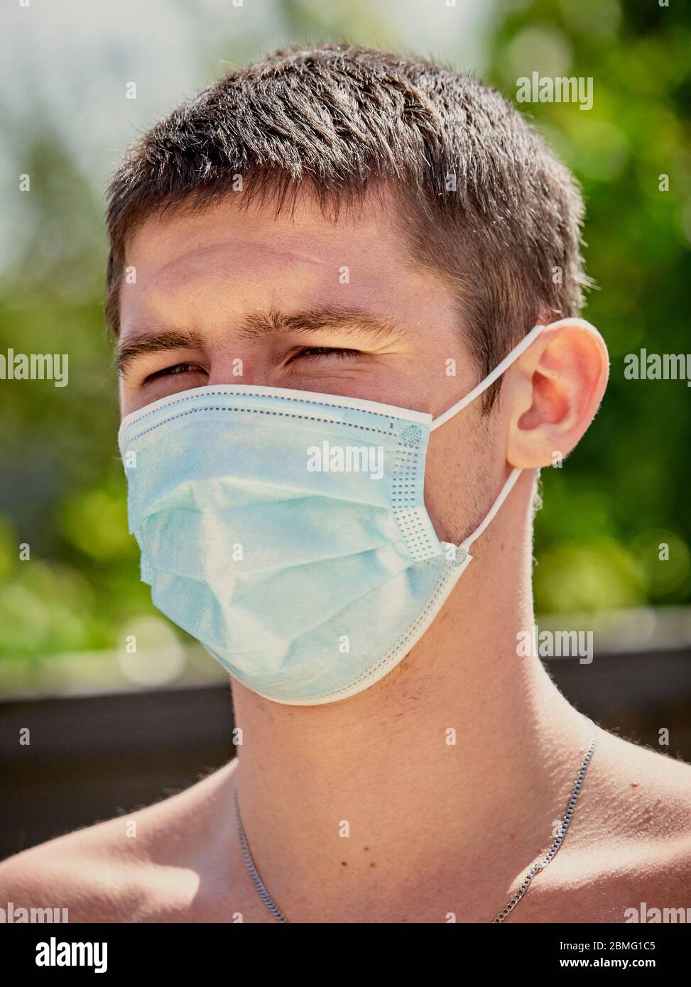Homme portant un masque médical de protection pendant le verrouillage du coronavirus Banque D'Images